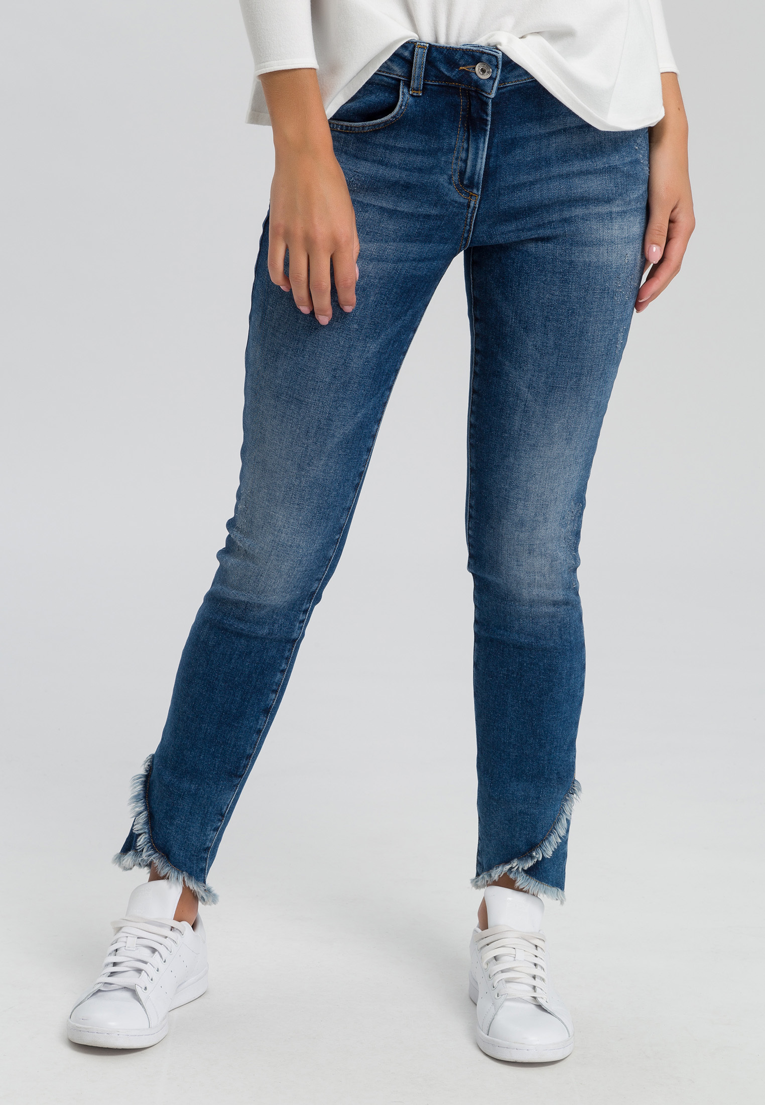Jeans mit geschwungenem Fransensaum | Hosen & Jeans | Sale