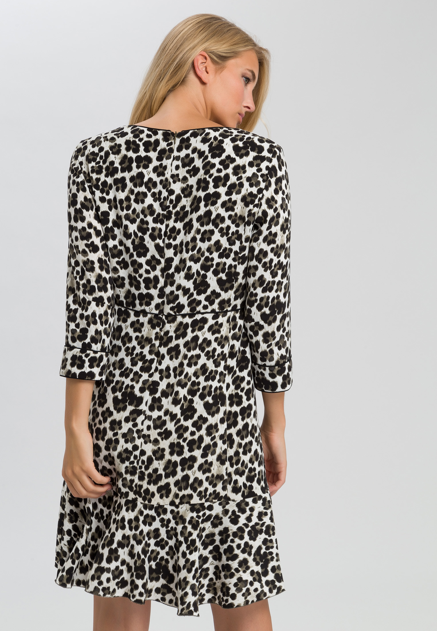 Kleid im AnimalPrint Kleider & Röcke Fashion