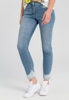 Jeans mit Nieten