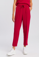Jogpants aus knitterfreiem Material mit Badge