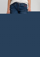 Jeans mit unterlegten Destroyed-Effekten